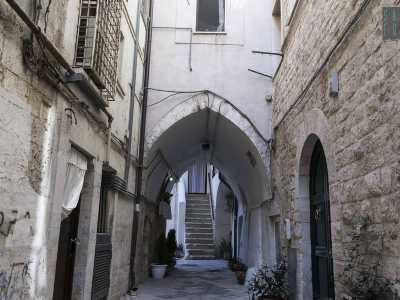 Strada San Giuseppe. Qui, nei pressi della chiesa omonima dove ci celebra la messa in latino, alla nostra sinistra si apre l�arco a sesto acuto Notar Morea, dal nome del notaio che visse in questa zona a cavallo tra il XVII e XVIII secolo